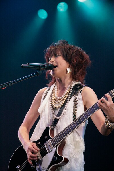 小柄な体でギターを抱えた岸谷香。