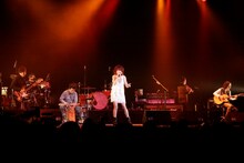 “準備体操”とは名ばかりの力強いステージングを見せた岸谷香。新曲を携えての本格始動に期待したいところだ。