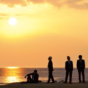 シングル「ド真ん中節」初回生産限定盤（写真）には、5曲のアコースティックライブ映像を収録したDVDが付属。