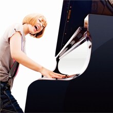 今年メジャーデビューすることが決定している近藤夏子。個性的な音楽性に加えて、そのファッションセンスも注目されており、今月からファッション誌「CUTiE」での連載がスタートする。