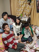 左上からちばぎん（B）、mono（Key, G, Perc, etc）、みさこ（Dr）、の子（Vo, G）。右下のノートパソコンは昨年12月24日に渋谷で行われたライブで破壊された。