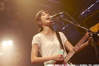 ポスターにも使用されている宮崎あおいの熱唱シーン。