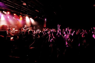 ライブのMCでは英語と日本語を交えて、異国の観客とのコミュニケーションを楽しんだスガシカオ（写真は2009年12月7日のロンドン・ICAで行われたライブの様子）。