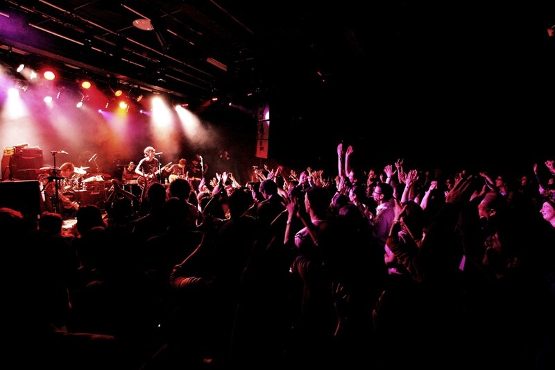 ライブのMCでは英語と日本語を交えて、異国の観客とのコミュニケーションを楽しんだスガシカオ（写真は2009年12月7日のロンドン・ICAで行われたライブの様子）。