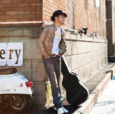 シングル「ストレイト / ポーチライト」のジャケット写真。