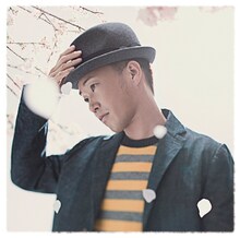 「終わりと始まり / Lost Boy」初回限定盤ジャケット。桜舞い散る中で佇むSEAMOの写真が起用されている。