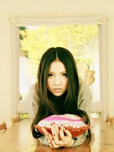 ３月からは初の全国ツアーを、地元大分よりスタートさせる阿部真央。