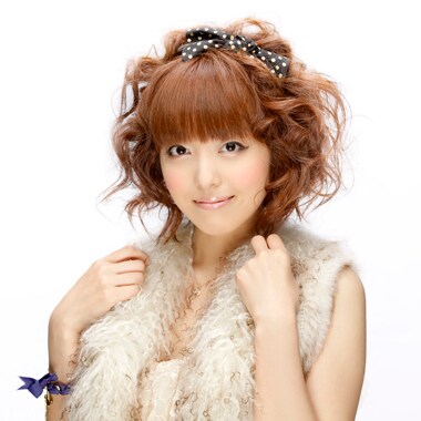 アニメ「化物語」のキャラクター・八九寺真宵として歌った“まよいマイマイ”篇のオープニングテーマ「帰り道」も話題を集めた加藤英美里。この曲はアニメDVDおよびBlu-ray Discの特典CDにのみ収録されている。