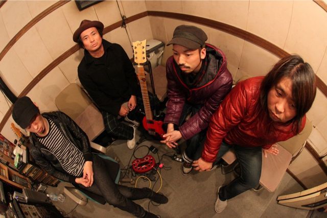 LARRY（G）のブログ「飛ばし過ぎBLOG」には、SHIN加入までの経緯やレコーディング中のエピソードが率直な言葉で綴られている。