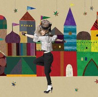 写真はシングル「ミラクルチョコレート」のジャケット。曲調をイメージしたポップな色合いが印象的。