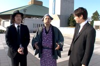 粋な衣装に身を包んだBOSE（写真中央）と、エレキコミックの2人。