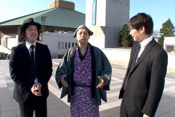 粋な衣装に身を包んだBOSE（写真中央）と、エレキコミックの2人。