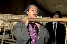 天秤棒をかついだBOSE。江戸の商人にしか見えない。