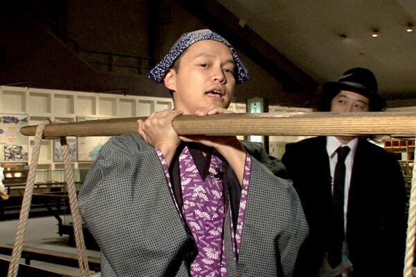 天秤棒をかついだBOSE。江戸の商人にしか見えない。