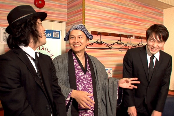 談笑するBOSEとエレキコミック。