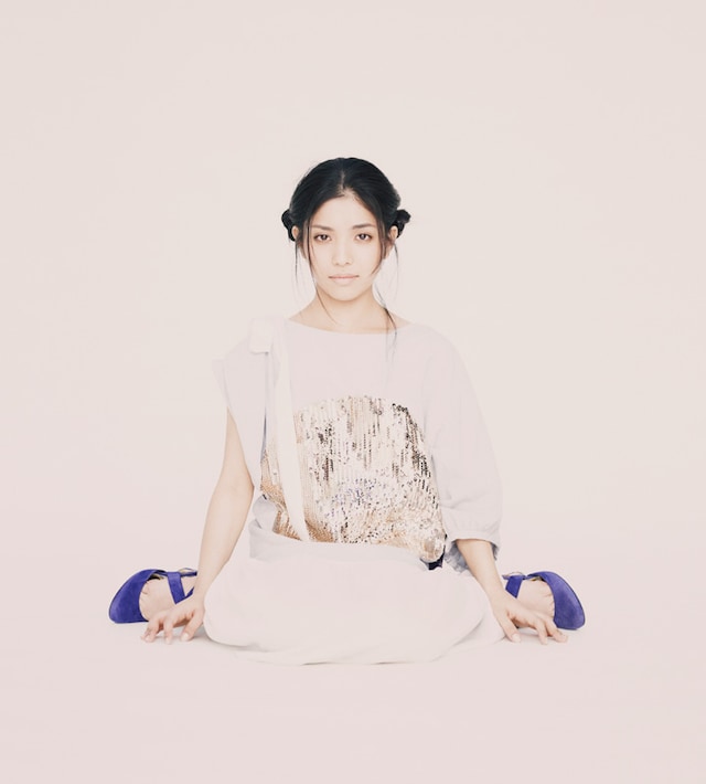 シングルの初回限定盤に同梱されるDVDには、皆既日食中に撮影された「太陽とかくれんぼ」のビデオクリップやそのドキュメンタリー映像が収録される予定。