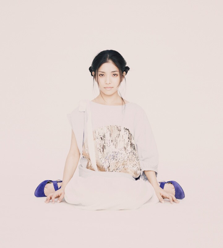 シングルの初回限定盤に同梱されるDVDには、皆既日食中に撮影された「太陽とかくれんぼ」のビデオクリップやそのドキュメンタリー映像が収録される予定。