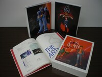 ダミー見本による商品展開写真。ブックレットはハードカバーの豪華な装丁になる予定。CDケースのアートワークも要注目だ。