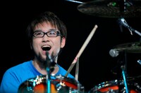 この日のために銅鑼を借りてきたという堀之内は、アンコールの「夕方ジェネレーション」の演奏前に小出いわく“日本一無駄な銅鑼の使い方”を披露し会場を沸かせた。