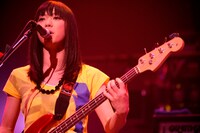 「WINK SNIPER」を披露する直前のMCでは、普段の低い地声とキュートな萌え声のギャップで観客をとりこにした関根。