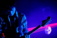 武道館という晴れ舞台でも一言も発しなかった湯浅だが、気迫たっぷりのギタープレイとキレのあるダンスで観客をとりこにした。