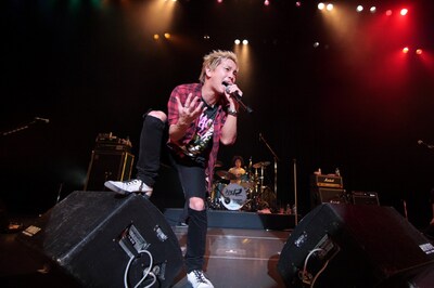 成人式に参加した新成人に熱い歌声を届けた175R。ニューアルバム「JAPON」は2月3日リリース。