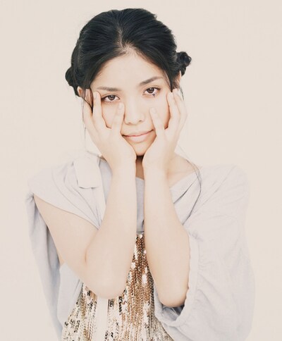 新曲「ルナ・レガーロ ～月からの贈り物～」は、ロシアのスーパーサーカスと一流シェフの料理を融合させたシアターレストラン「ダイワハウス ルナ・レガーロ ～月からの贈り物～」のテーマソング。