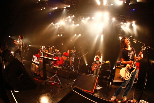 4月3日からスタートする全国ツアーのタイトルは「CREATURES PARADE TOUR」に決定。アルバムリリース日の3月3日には、招待制アコースティックツアーの渋谷公演が行われる（写真は12月12日に新木場STUDIO COASTで行われたライブの様子）。