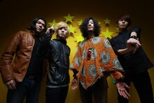 新作の詳細発表にあわせて最新アーティスト写真も公開したthe telephones。メンバー4人のなにかしら確信めいた表情が、新作への期待感を倍増させる。