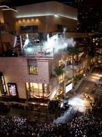 80～90年代に実現しなかった、X JAPANの本格的アメリカ進出。アメリカのファンの前にメンバーが揃って姿を現すのはこれが初めてとあって、集まった多くの現地ファンから歓迎された。