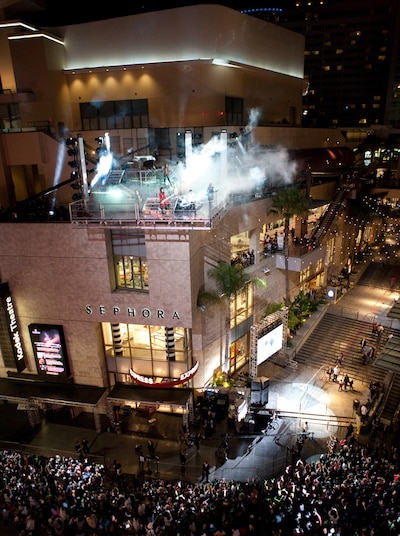 写真はコダックシアター屋上特設ステージで行われたライブ撮影の模様。