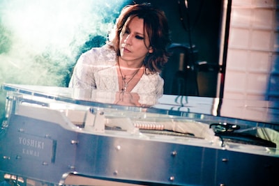 これまで、メンバーのソロ活動については一切かかわってこなかったYOSHIKI。今回の“さよならコンサート”では、X JAPANのメンバー総動員でTOSHIの新たな門出を祝う。