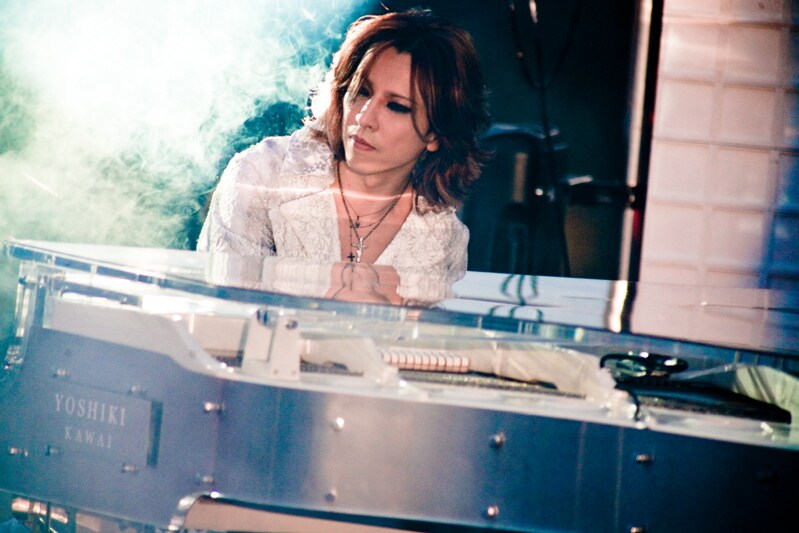 これまで、メンバーのソロ活動については一切かかわってこなかったYOSHIKI。今回の“さよならコンサート”では、X JAPANのメンバー総動員でTOSHIの新たな門出を祝う。