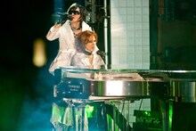 肋間神経痛のため昨年秋から休養中だったTOSHI（写真後方）も、撮影では元気な姿を見せた。