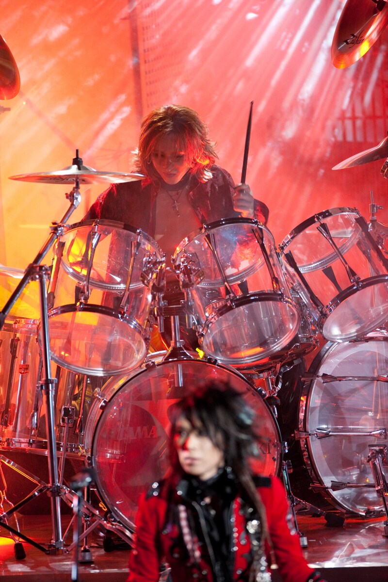 ドラムを叩くYOSHIKI（写真前方はHEATH）。 - X JAPAN、ハリウッドのど