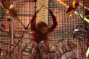 ドラムセットの前に座り、構えるYOSHIKI。