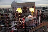 大がかりな特効を使ったビデオ撮影の様子。