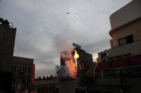 大がかりな特効を使ったビデオ撮影の様子。