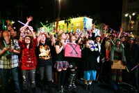 撮影を見守る現地ファン。