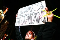 「USA loves X JAPAN」のボードを掲げる現地ファン。