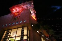 ファンの位置から撮影用屋上ステージを見上げた様子。