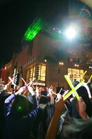 サイリウムを「X」の形に交差させる地元ファン。撮影現場に隣接する「HELLO KITTY SHOP」にも大勢のファンが詰めかけ、「yoshikittyはないの？」と問い合わせが殺到した。