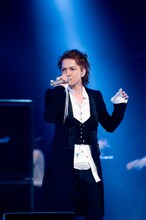 ひさびさの4人でのレコーディングについて「最近は久しぶりに会うのが当たり前になっているんですが（笑）。1年半の間にお互いに何をつかんできたのか、楽しみにしてました」と語ったhyde。