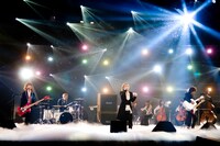 オフィシャル映像収録時にはストリングスも参加し、雪原の大地を思わせる幻想的な雰囲気に。