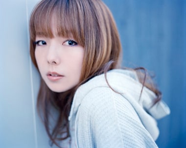 aikoのニューシングル「戻れない明日」は、日本テレビ系ドラマ「曲げられない女」の主題歌。大切な人への思いを切なく歌い上げたミディアムナンバーに仕上がっている。