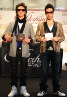 ついに店頭に並んだアルバム「リサイタル」を手に満面の笑みを浮かべるヒルクライムの2人。左がMC TOCと初回限定盤、右がDJ KATSUと通常盤。