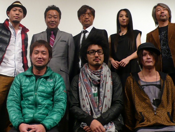 映画「かずら」は三村マサカズ（写真後列左から2番目）が演じる薄毛に悩む主人公・森山茂を中心に描いたラブコメディ。