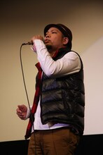 ボーカルのみという心細い状態ながら、熱い歌声を観客に届けた前川真悟。