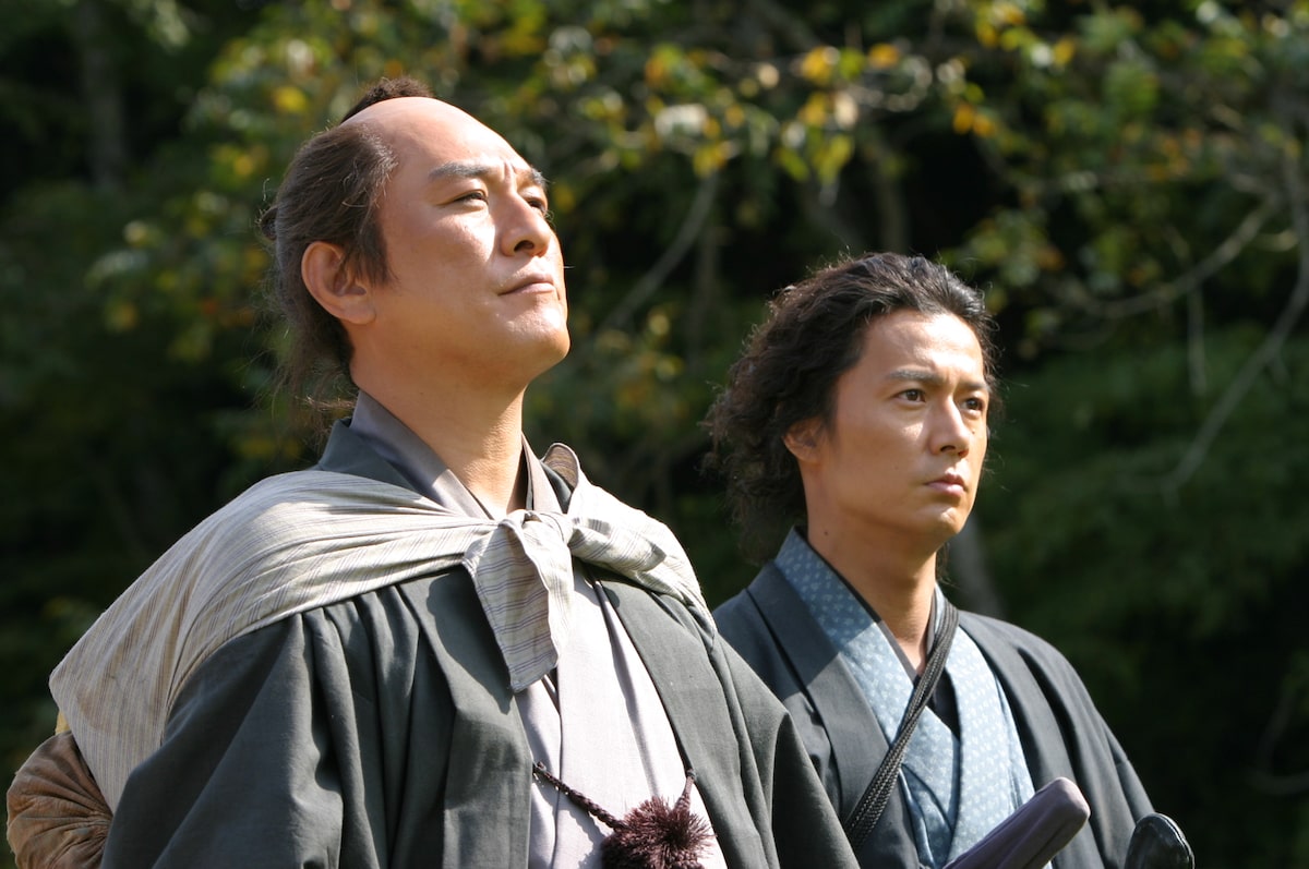NHK　坂本龍馬 現在放送中のNHK大河ドラマ「龍馬伝」では主人公の坂本龍馬を熱演している福山雅治。写真左は溝渕広之丞役のピエール瀧。 -  福山雅治「トップランナー」拡大版でつかの間の夏休み [画像ギャラリー 3/3] - 音楽ナタリー