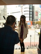 ジャケット撮影時の出岡美咲。